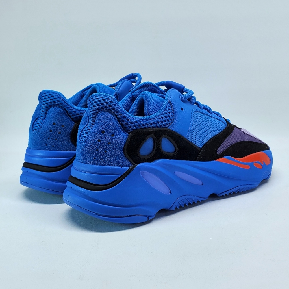 Yeezy Boost 700 - Picture 5 of 8